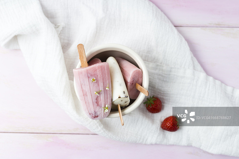 白脱牛奶冰淇淋，草莓和香草图片素材