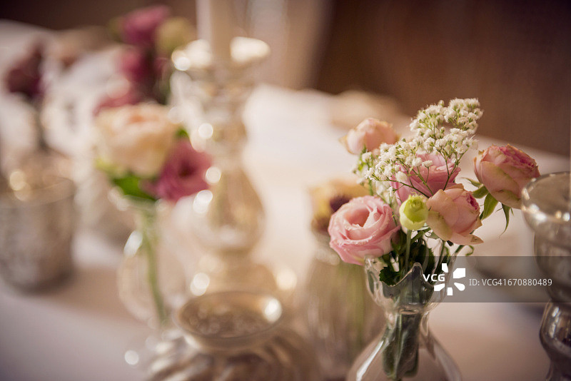 餐桌装饰，玫瑰，花瓶鲜花图片素材