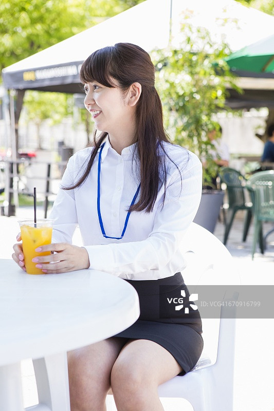 坐在户外咖啡馆里的商业女性图片素材