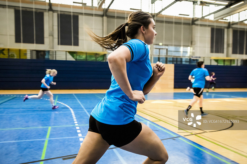 女子手球运动员跑步图片素材