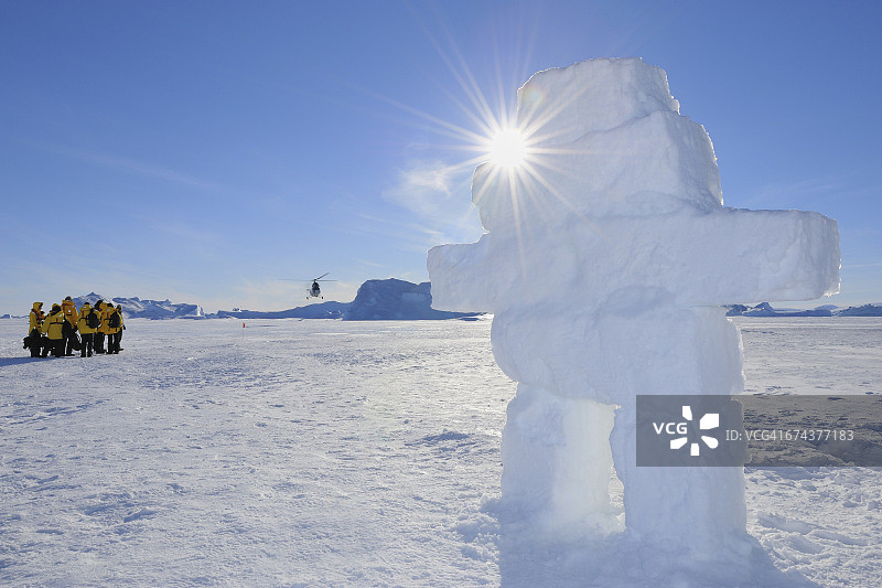 站着的人冰与太阳和游客图片素材