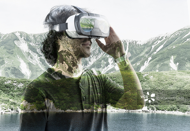 一个戴着虚拟现实头盔的人。图片素材