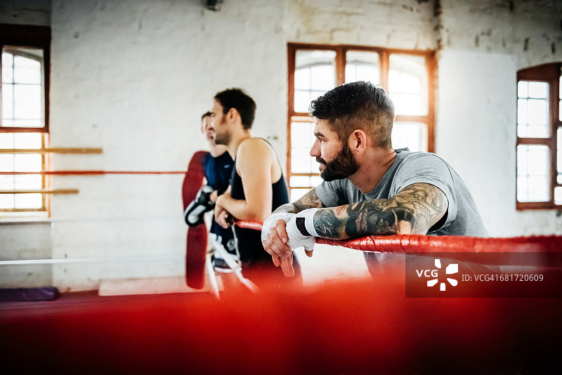 泰拳运动员站在拳击台上图片素材