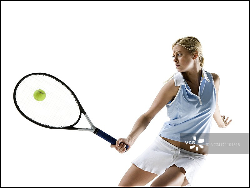 一个年轻女子打网球的低角度视图图片素材