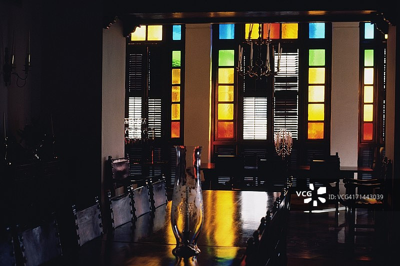 波多黎各圣胡安一间有彩色玻璃窗的房间内部图片素材