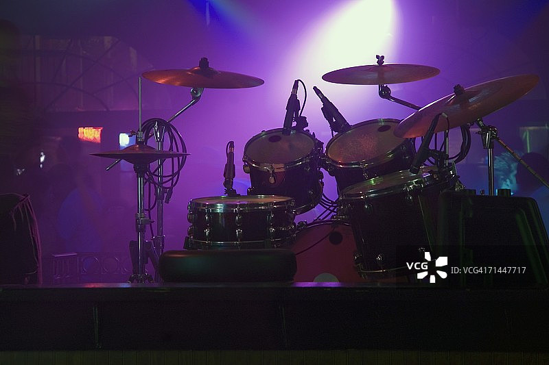 聚光灯下的鼓套件在夜总会，新奥尔良，路易斯安那州，美国图片素材