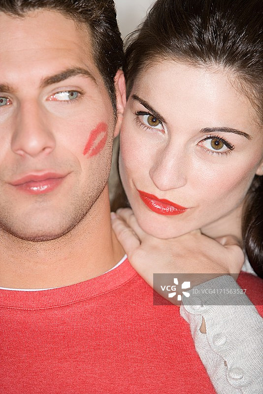 女人和男人用口红接吻图片素材