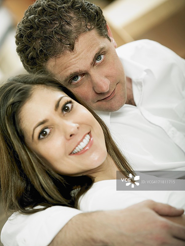 一对微笑的中年夫妇的肖像图片素材