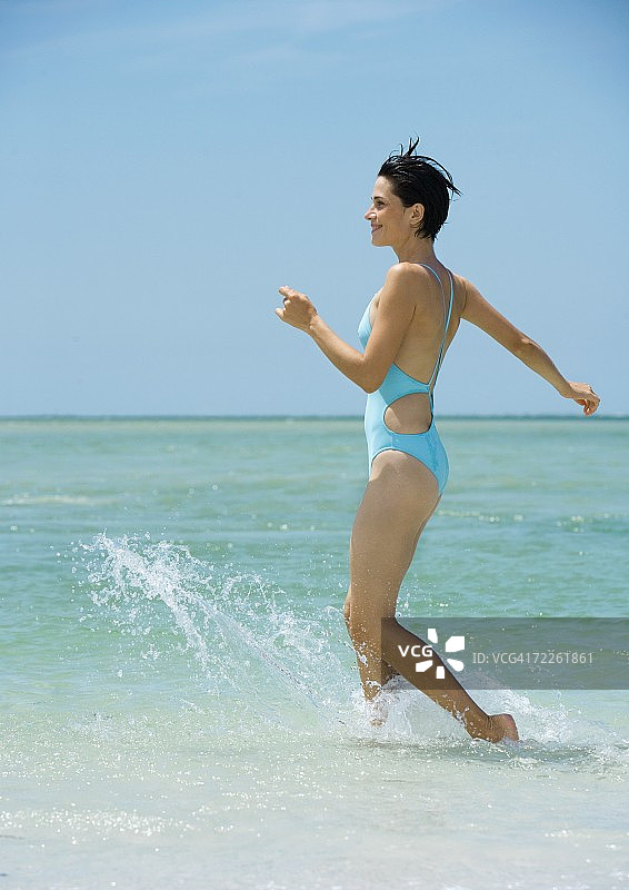 女人在冲浪中奔跑图片素材