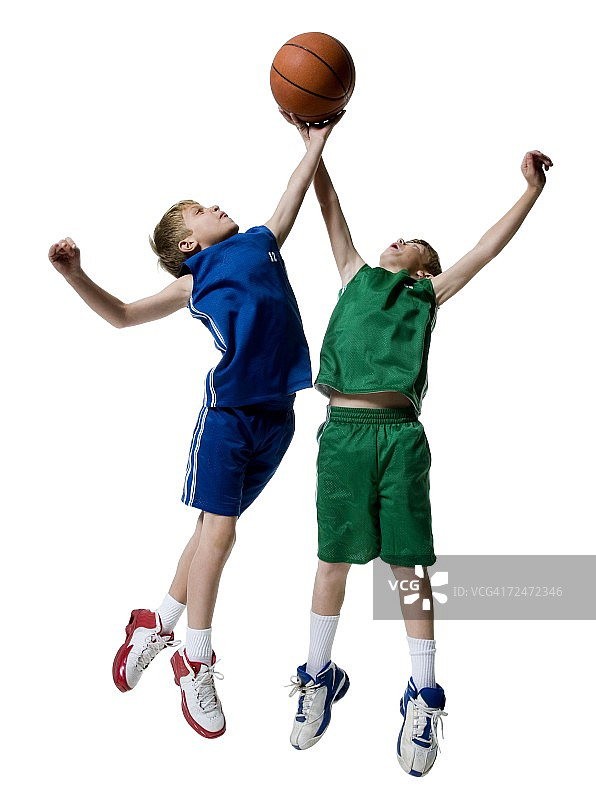 年轻的男孩在打篮球图片素材