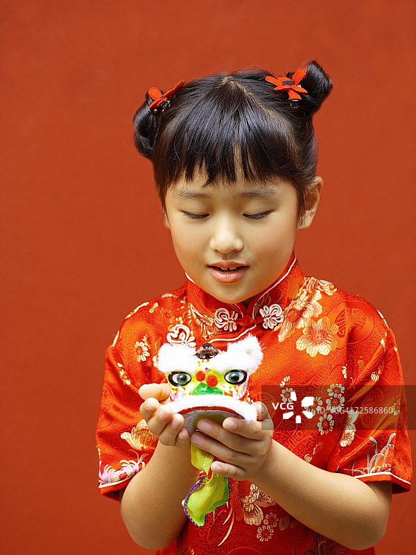 一个女孩拿着玩具的特写图片素材