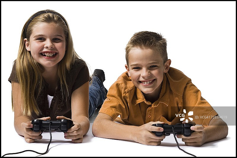 弟弟和妹妹在玩电子游戏图片素材