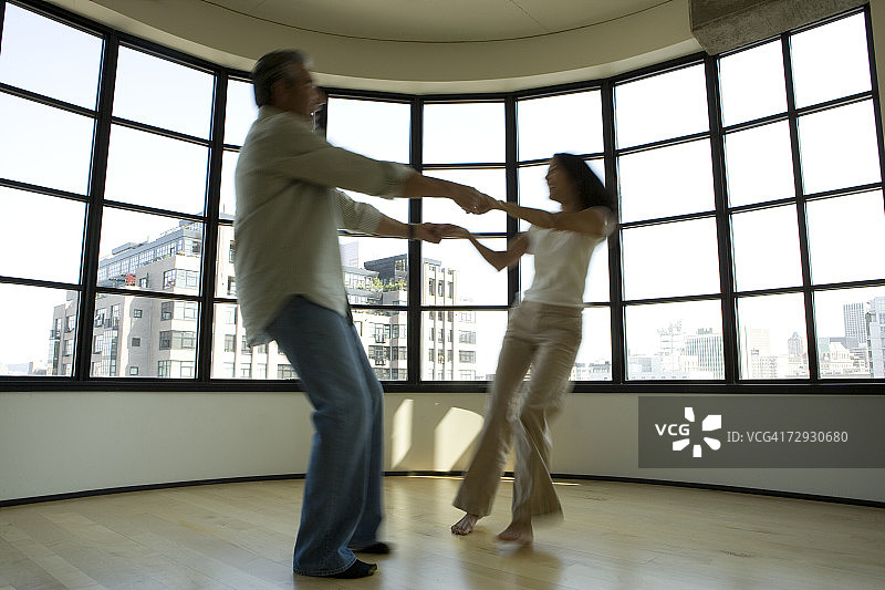情侣在公寓里跳舞，模糊的动作图片素材