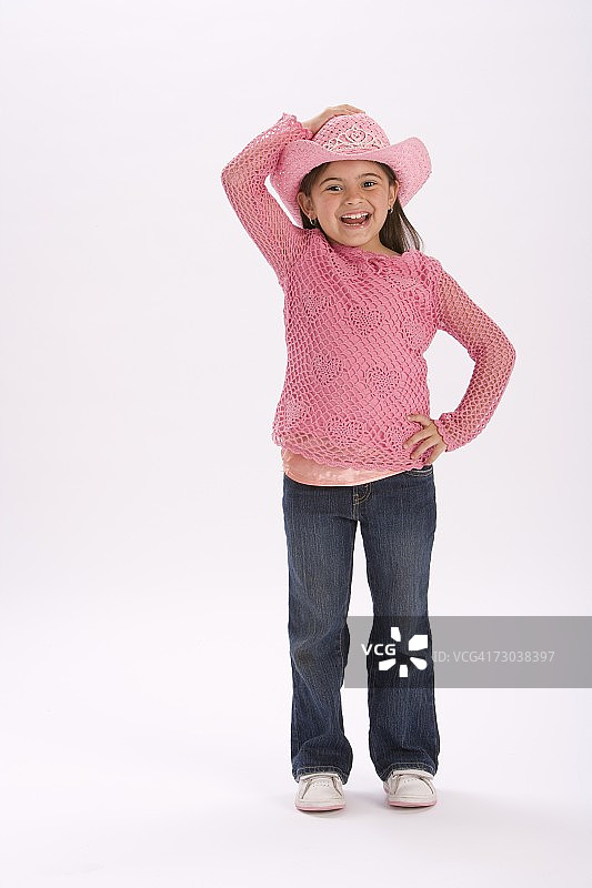 一个戴着粉色牛仔帽的年轻女孩的工作室肖像图片素材