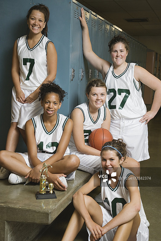 教练和女篮队员微笑着，肖像图片素材