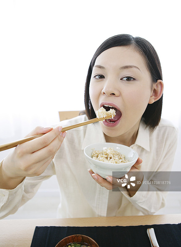 日本妇女吃米饭图片素材