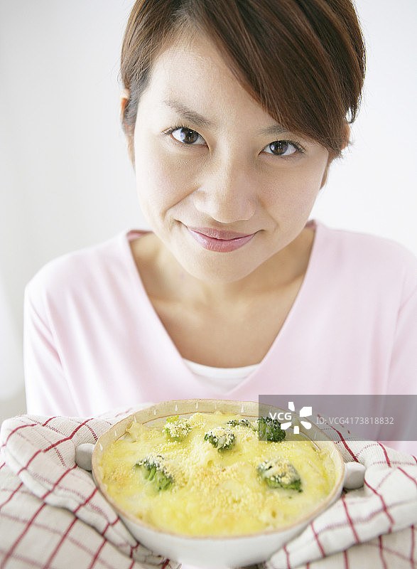 日本妇女看着相机与显示的膳食图片素材