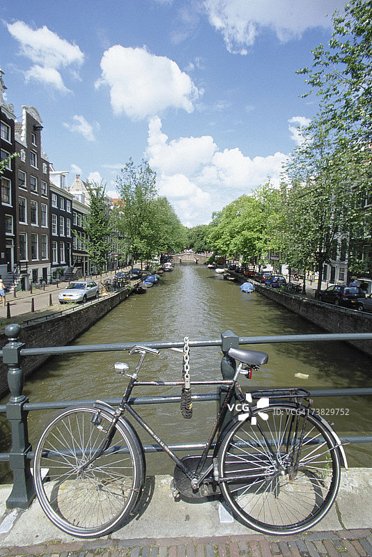 荷兰阿姆斯特丹桥上的景色图片素材
