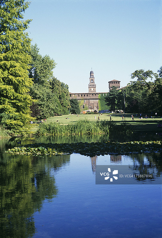意大利，米兰，森皮奥尼公园，远处的斯福查城堡图片素材