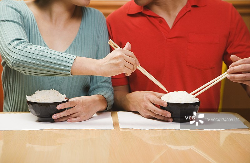 亚洲夫妇吃米饭图片素材