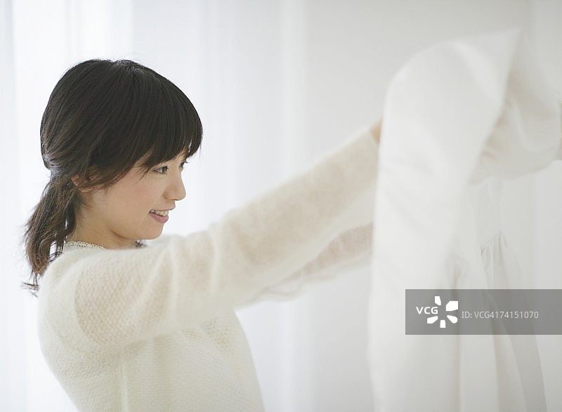 日本女人微笑着拿着婚纱图片素材