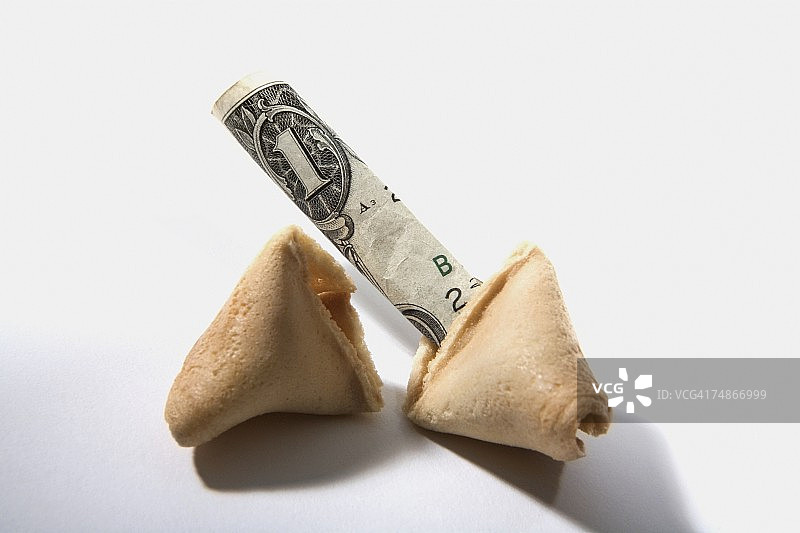 一个破碎的幸运饼干和一美元钞票的特写图片素材