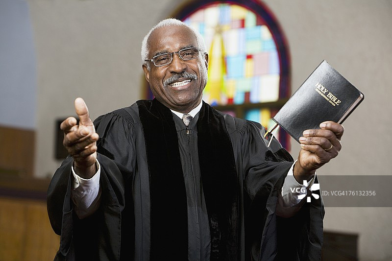非裔美国牧师在教堂布道图片素材