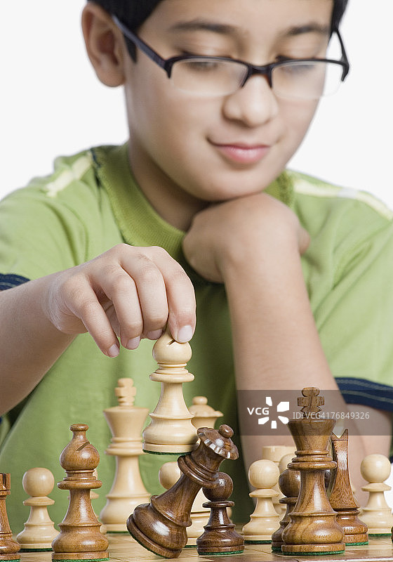 一个男孩下棋的特写图片素材