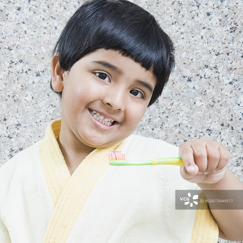 一个拿着牙刷的女孩的肖像图片素材