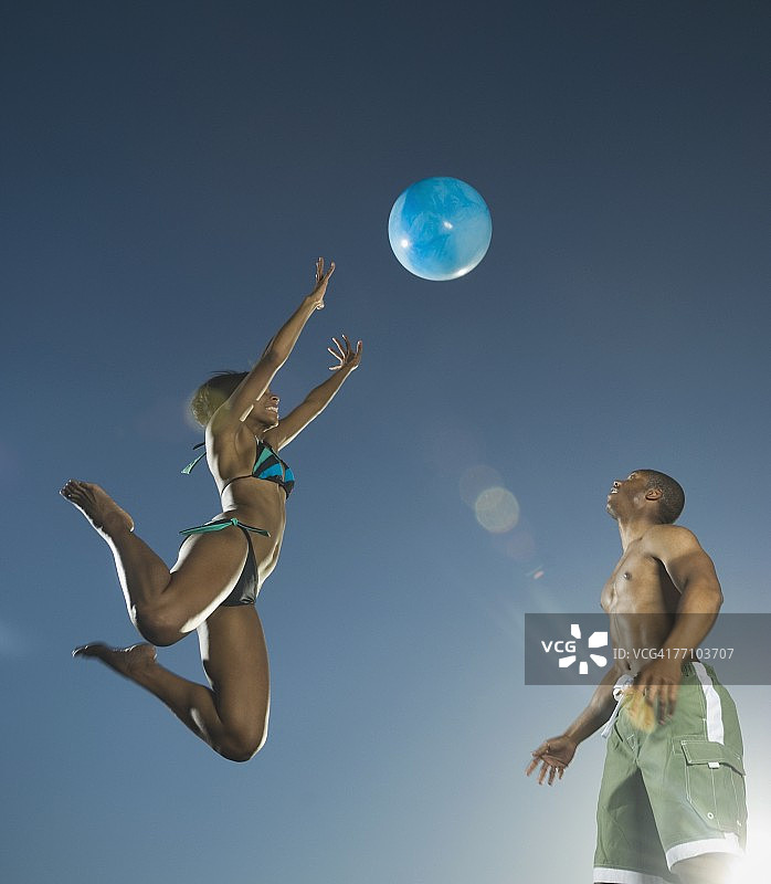 一对非裔美国夫妇在玩沙滩球图片素材