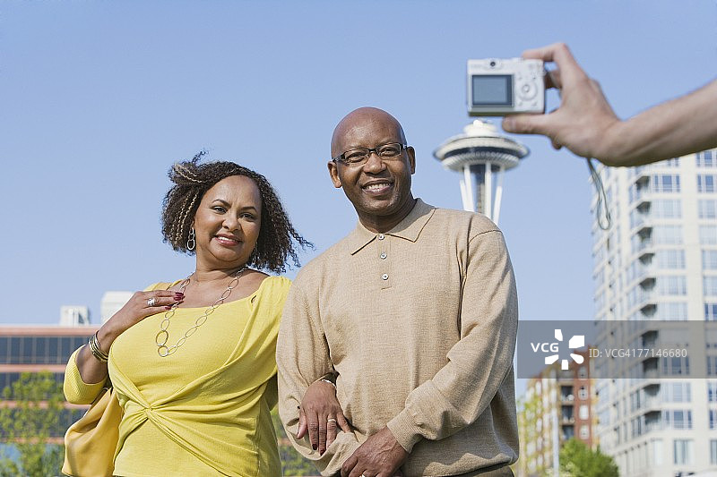一对非洲裔美国夫妇正在拍照图片素材