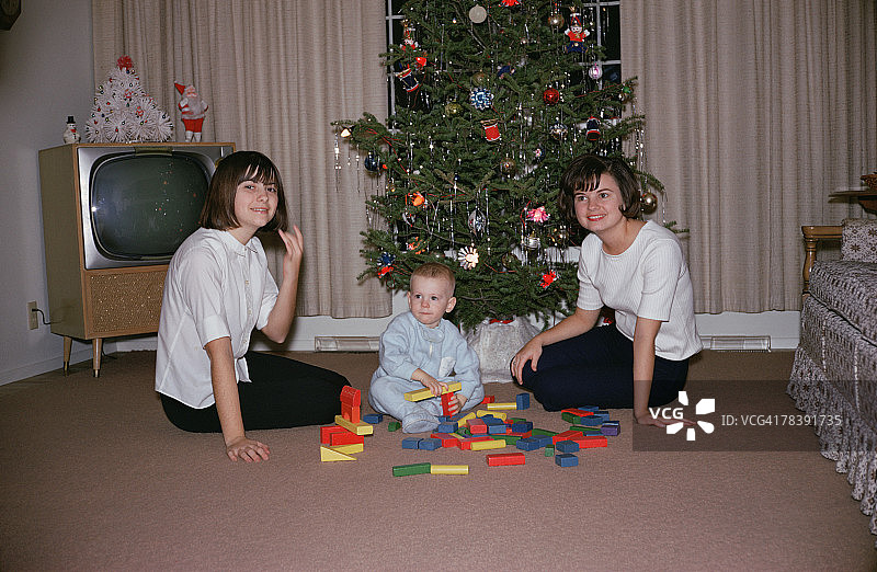 圣诞树旁的家庭图片素材