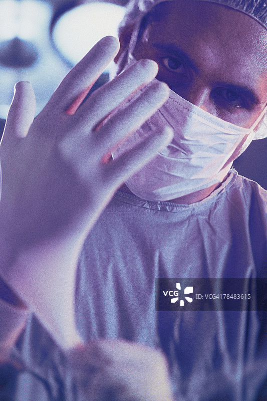 外科医生戴上乳胶手套图片素材