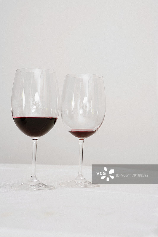 一张餐桌上的两个酒杯的特写图片素材