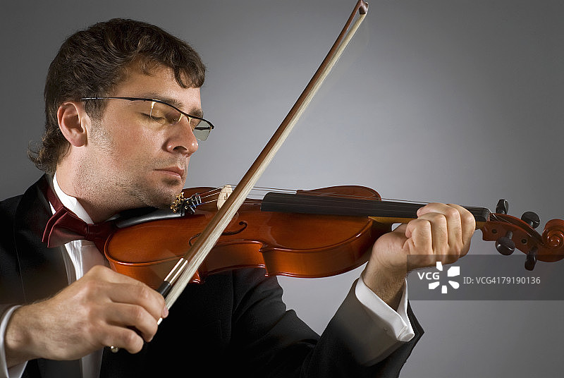 一个音乐家拉小提琴的特写图片素材