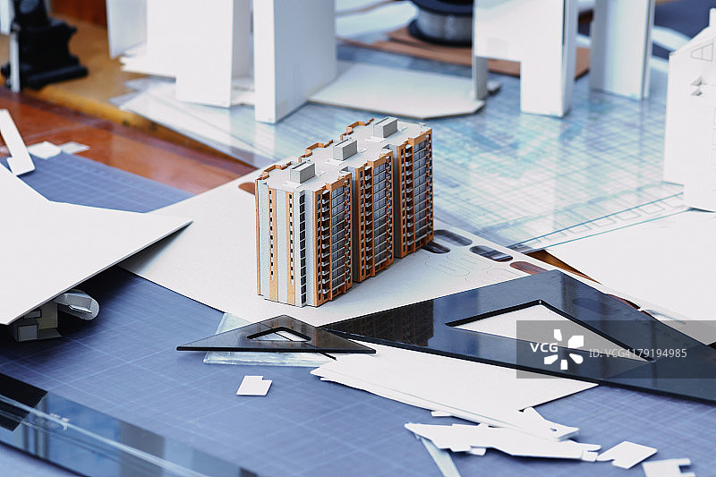 一个建筑模型的特写在一个办公室的桌子上图片素材