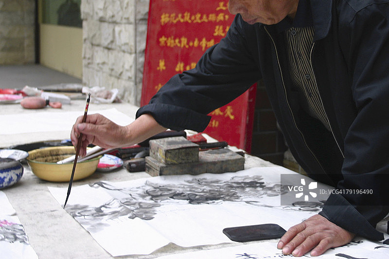 一个书法男子的中段视图，北京，中国图片素材