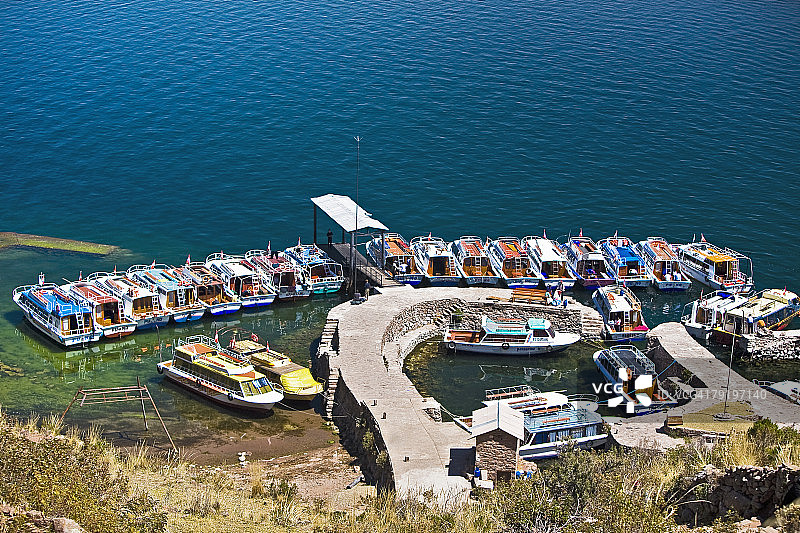 高角度的船停泊在码头，喀喀湖，塔基利岛，普诺，秘鲁图片素材