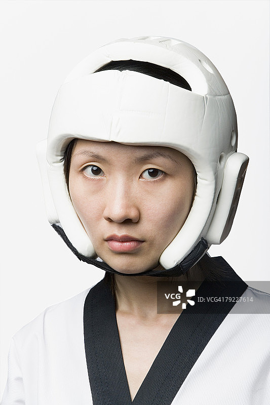 一个戴着运动头盔的年轻女子的肖像图片素材