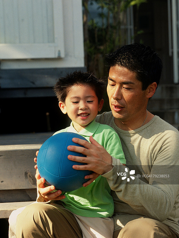 父亲和儿子在玩球类游戏图片素材