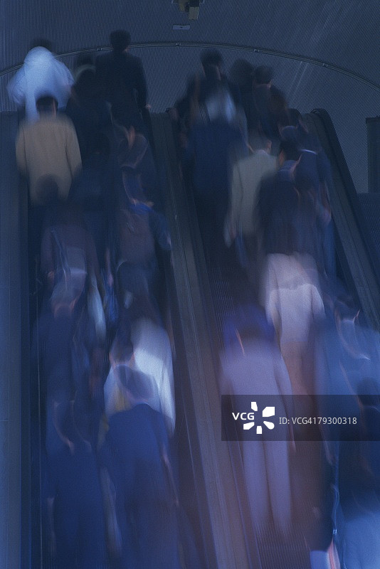日本东京，乘坐自动扶梯的人，低角度视角，模糊运动图片素材