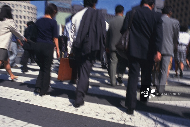 商业人士在人行横道，后视镜，模糊运动，东京，日本图片素材