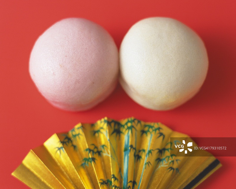 Wagashi叫Manjyu，日本糖果在红色和白色，与金扇盘，差焦图片素材