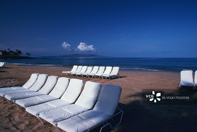 白色沙滩椅子在海边，侧视图图片素材