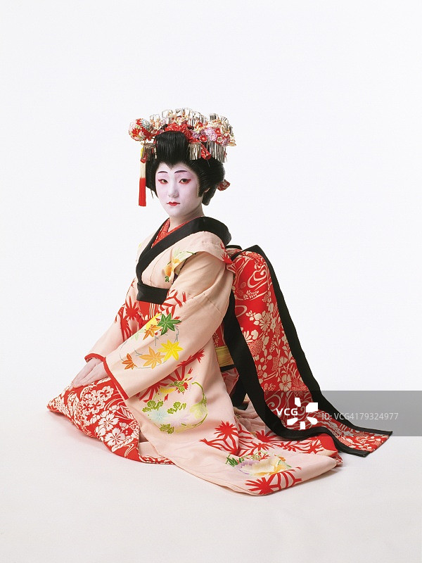 一个歌舞伎演员扮演的女性坐着的肖像，高角度视图图片素材