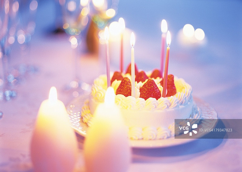 草莓和鲜奶油生日蛋糕图片素材