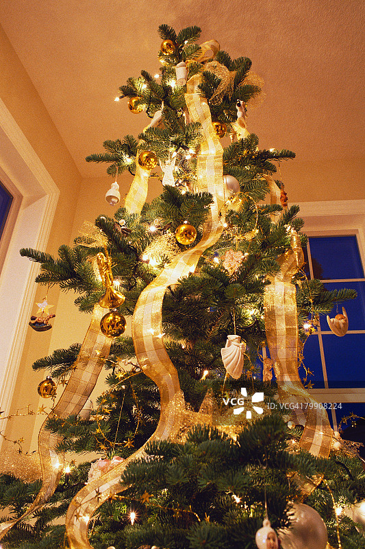 金色装饰的圣诞树图片素材