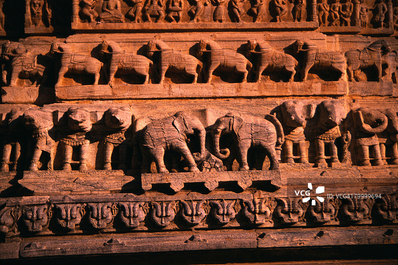 印度乌代普尔Shree Jagdish耆那教寺庙的大象和马救济图片素材