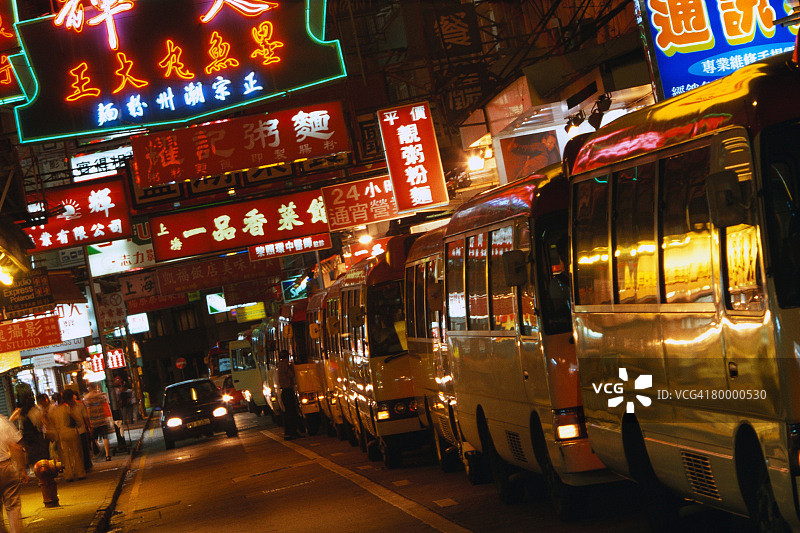 夜晚繁忙的香港街道图片素材
