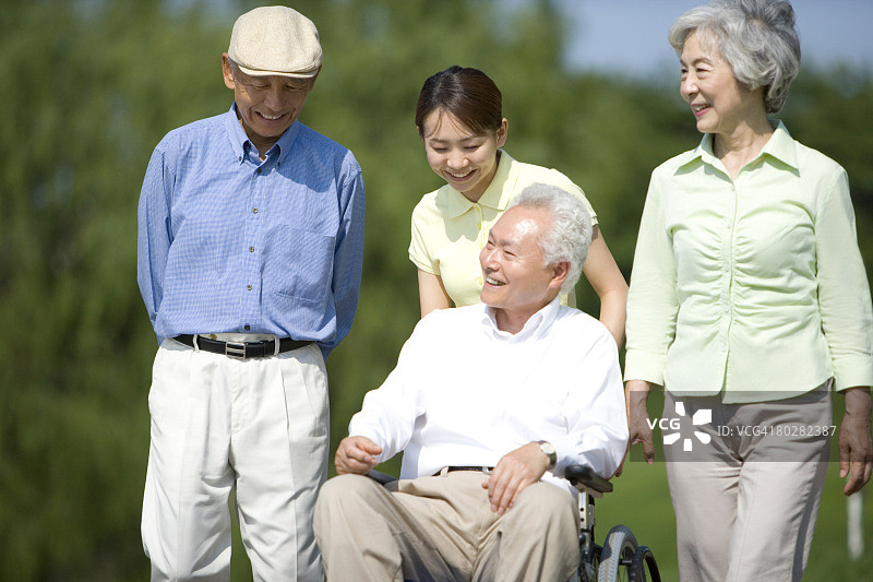 老年男女随护士享受散步、微笑、推轮椅、分神图片素材